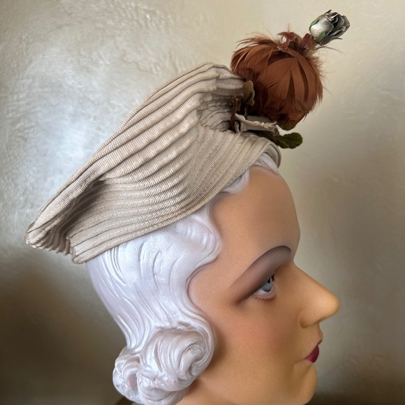 CHIC VINTAGE BEIGE BERET MADE OF TOPSTITCHED STRIPS WITH FEATHER \